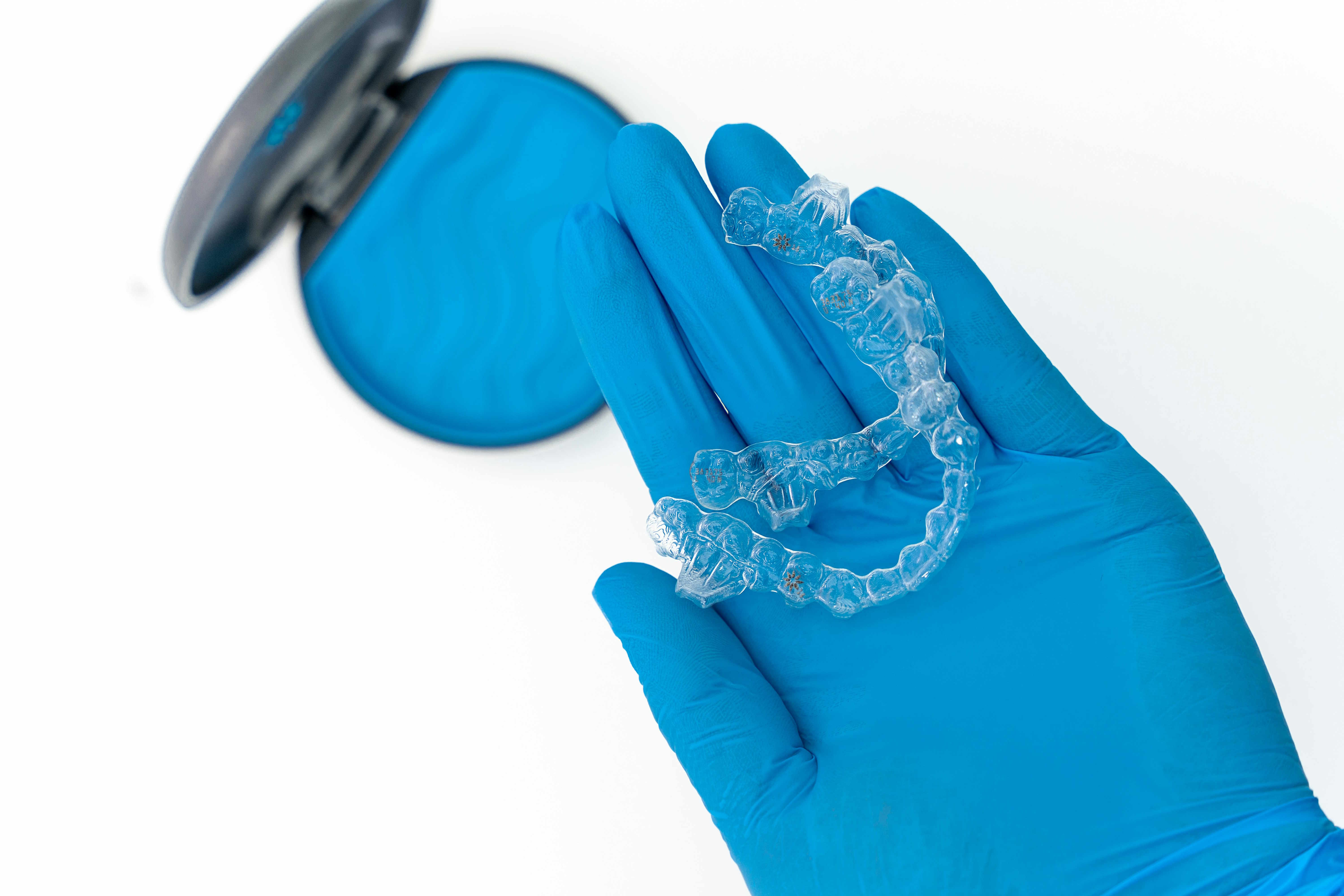 Nevidljivi zubni aparati: Savremeno rešenje za ispravljanje zuba